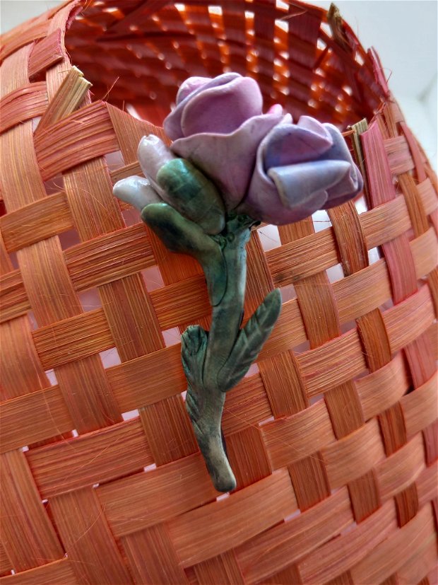 Brosa cu trandafiri roz din lut polimeric
