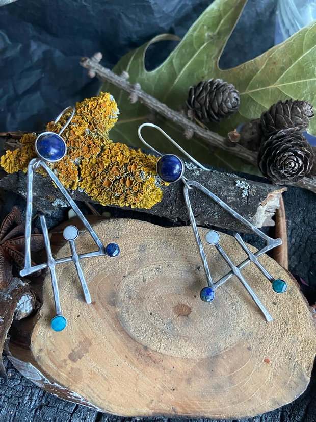 Cercei lungi, asimetrici din argint 925, partial oxidat si pietre de lapis lazuli, moonstone, safir si apatit
