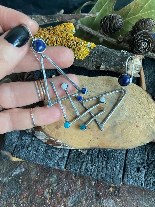 Cercei lungi, asimetrici din argint 925, partial oxidat si pietre de lapis lazuli, moonstone, safir si apatit