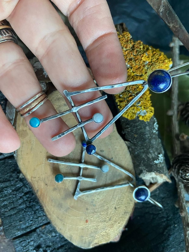 Cercei lungi, asimetrici din argint 925, partial oxidat si pietre de lapis lazuli, moonstone, safir si apatit