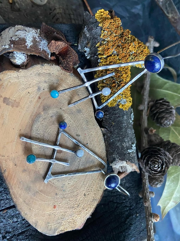 Cercei lungi, asimetrici din argint 925, partial oxidat si pietre de lapis lazuli, moonstone, safir si apatit