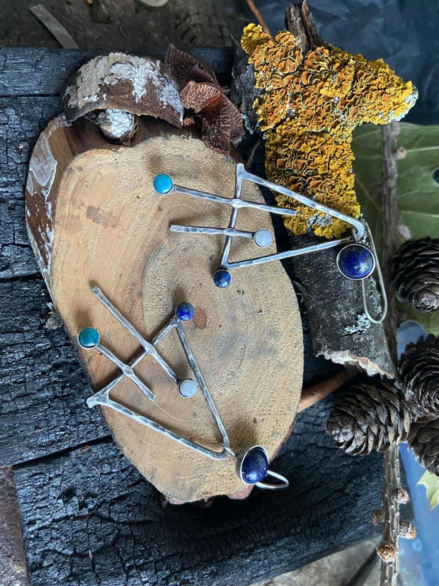 Cercei lungi, asimetrici din argint 925, partial oxidat si pietre de lapis lazuli, moonstone, safir si apatit