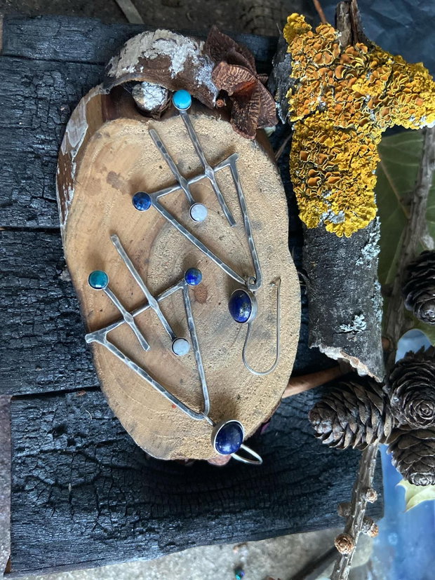 Cercei lungi, asimetrici din argint 925, partial oxidat si pietre de lapis lazuli, moonstone, safir si apatit