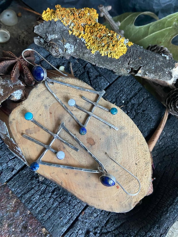 Cercei lungi, asimetrici din argint 925, partial oxidat si pietre de lapis lazuli, moonstone, safir si apatit