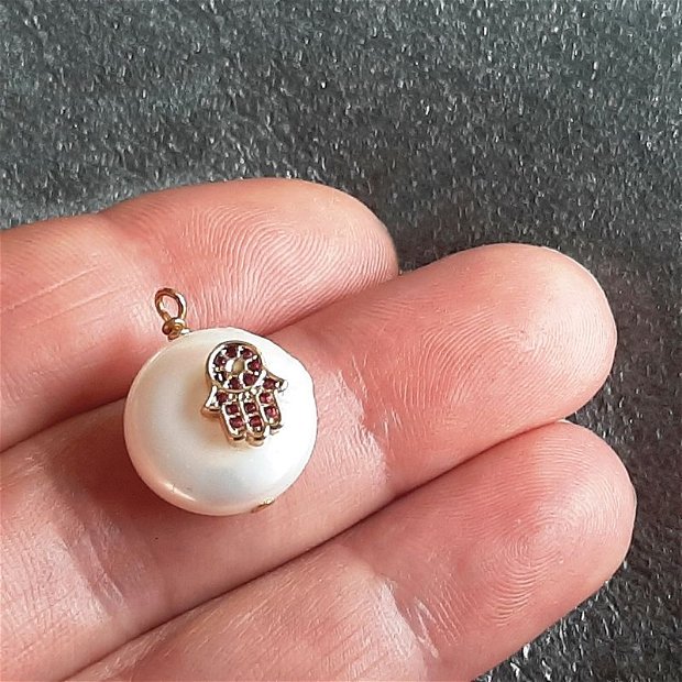 Pandantiv perla de cultura cu mana hamsa 17-26mm  PD.0065
