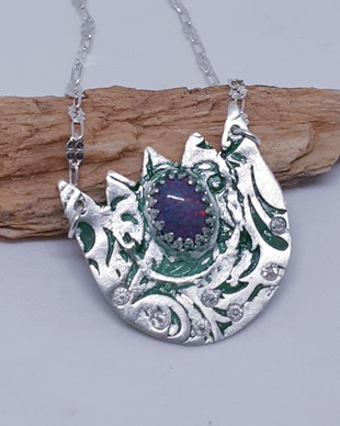 Pandantiv unicat din argint fin, in forma de lalea, cu un opal etiopian rosu si cristale Swarovski transparente