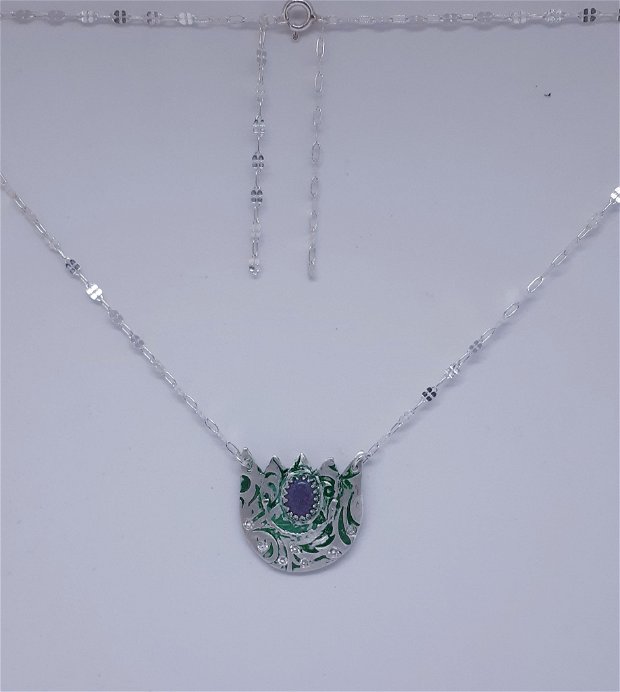 Pandantiv unicat din argint fin, in forma de lalea, cu un opal etiopian rosu si cristale Swarovski transparente