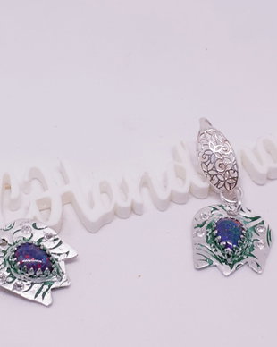 Cercei unicat in forma de lalea, din argint fin, cu opale etiopiene rosii si cristale Swarovski transparente