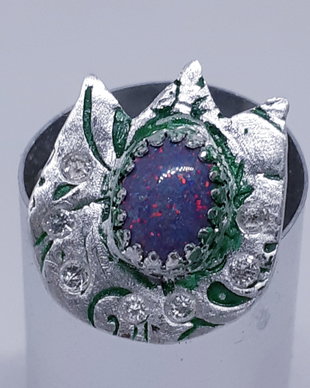 Inel unicat, in forma de lalea din argint fin, cu opal etiopian oval rosu si cristale Swarovski