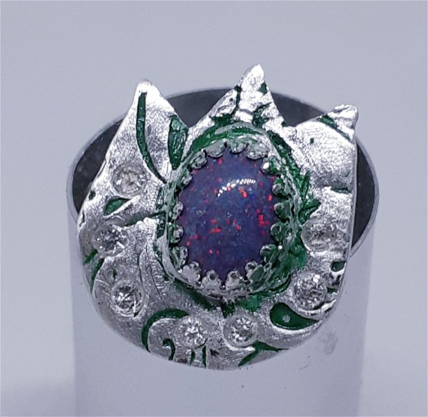 Inel unicat, in forma de lalea din argint fin, cu opal etiopian oval rosu si cristale Swarovski