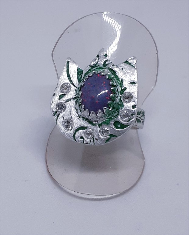Inel unicat, in forma de lalea din argint fin, cu opal etiopian oval rosu si cristale Swarovski