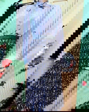 Fusta solata cu floricele violet pe fond negru