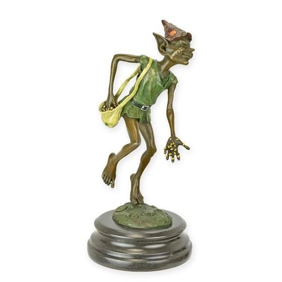 Goblin semanand-statueta din bronz pictat pe un soclu din marmura