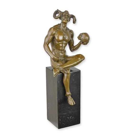 Satan cu craniu-statueta din bronz pe soclu din marmura