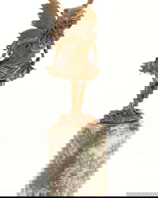 Zana-statueta din bronz pe un soclu din marmura