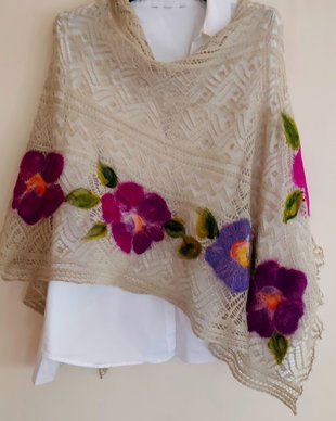 Poncho de vara cu flori impaslite