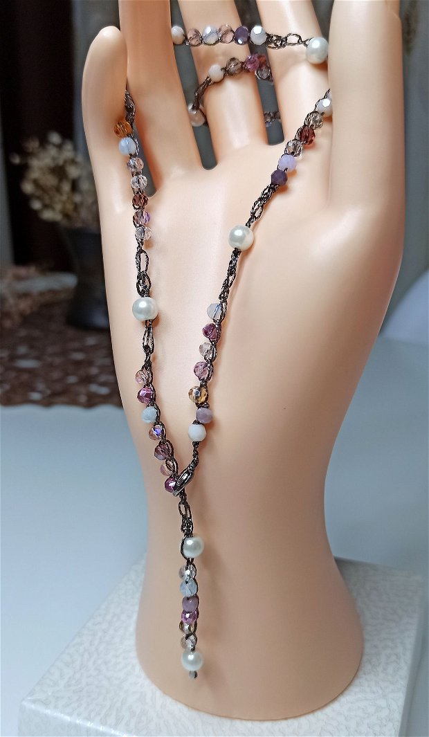 Colier croșetat, colier cu cristale și perle, colier delicat, colier deosebit.