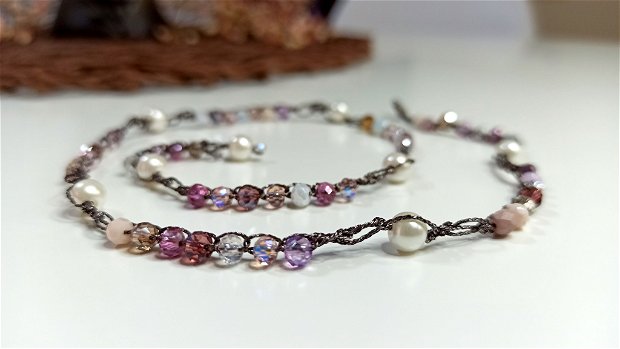 Colier croșetat, colier cu cristale și perle, colier delicat, colier deosebit.