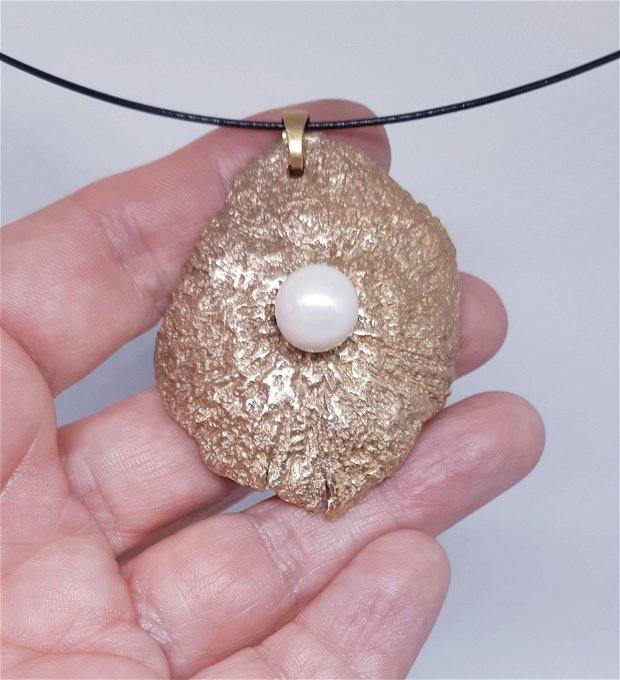 Pandantiv unicat, cu textura de echinid, din bronz auriu, cu o perla Malorca alba