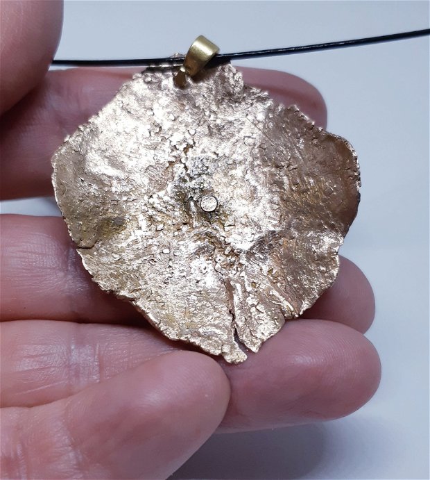 Pandantiv unicat, cu textura de echinid, din bronz auriu, cu o perla Malorca alba