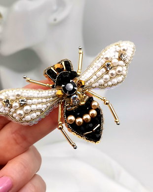 Rezervat Broșă albină - Queen Bee