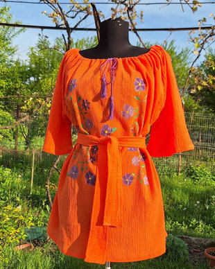 Bluza tip ie pictata manual cu floricele mov/ ie pictata