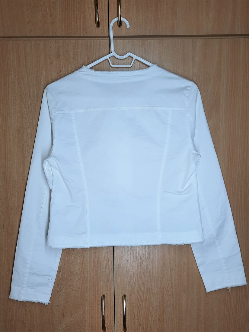 Jachetă albă scurtă damă, cu mânecă lungă, mărimea S/M