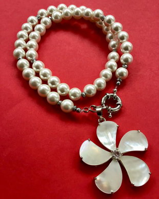 Colier perle albe de Mallorca & floare sidef natural alb