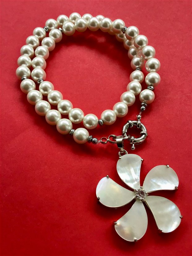 Colier perle albe de Mallorca & floare sidef natural alb