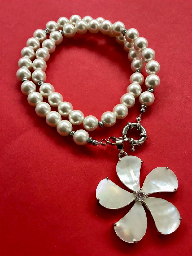 Colier perle albe de Mallorca & floare sidef natural alb