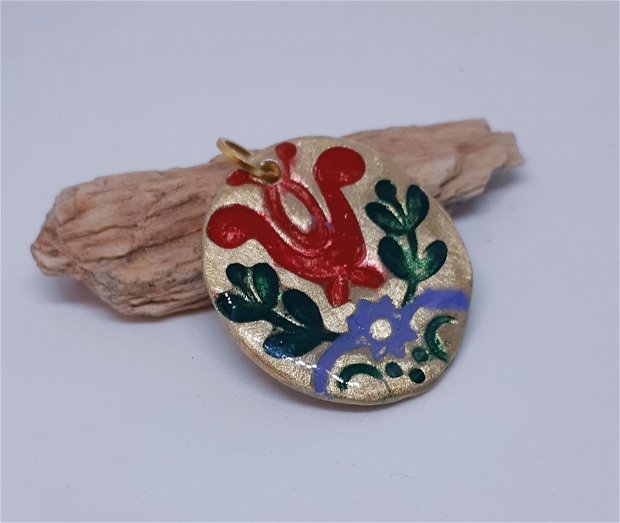 Pandantiv unicat din alama, cu motiv floral traditional, pictat cu tasins UV