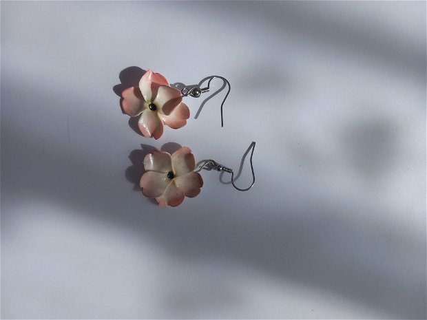 Cercei cu flori din lut polimeric