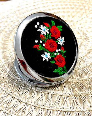 Oglinda dubla cu aplicatie de broderie manuala