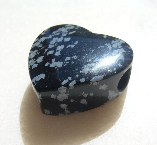 Pandantiv inima din Snowflake Obsidian aprox 13x28x29.5 mm