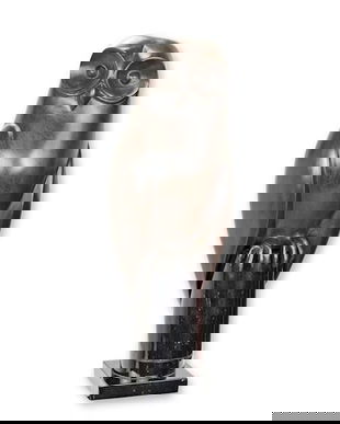 Bufnita-statueta din bronz pe un soclu din marmura