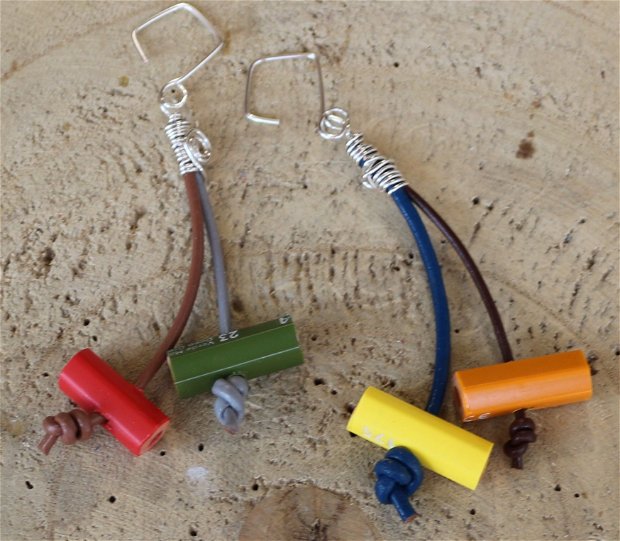 Set colier si cercei din creioane colorate puse pe o baza din otel siliconat