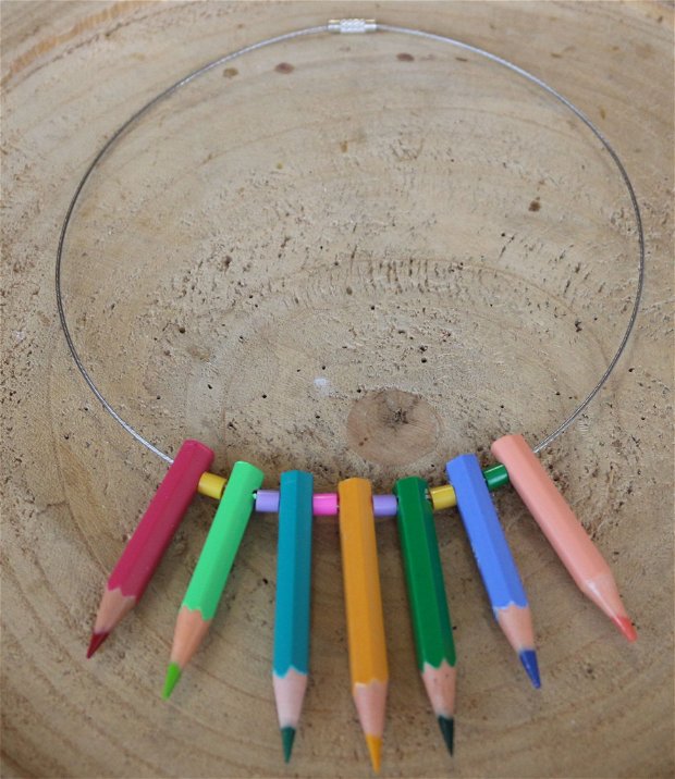 Set colier si cercei din creioane colorate puse pe o baza din otel siliconat