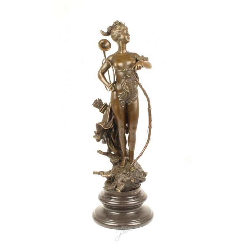 Diana victorioasa-statueta din bronz pe un soclu din marmura