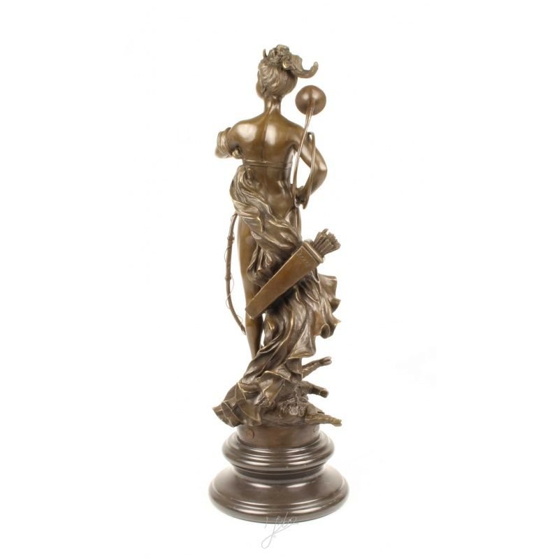 Diana victorioasa-statueta din bronz pe un soclu din marmura
