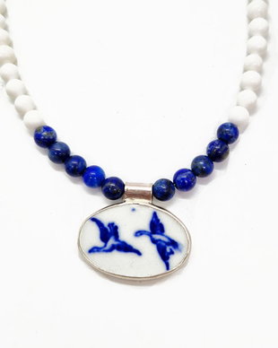 Pandantiv "Porumbei" din argint si fragment de portelan pe colier din Lapis Lazuli si sidef