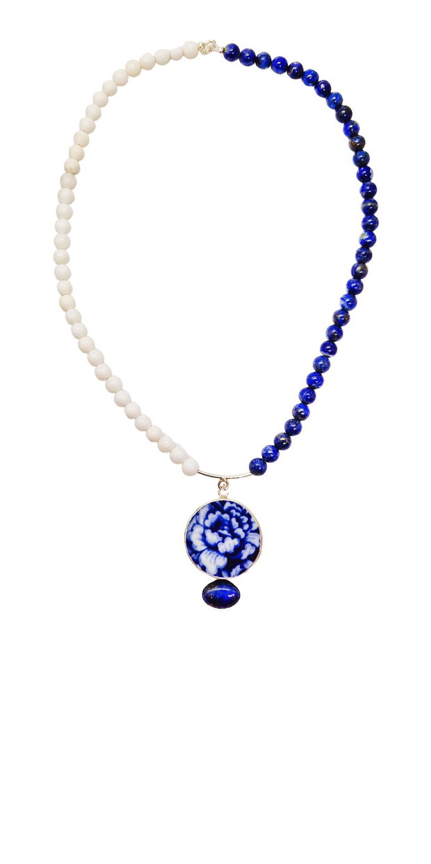 Pandantiv "Blue Rose" din argint si fragment de portelan pe colier din Lapis Lazuli si sidef