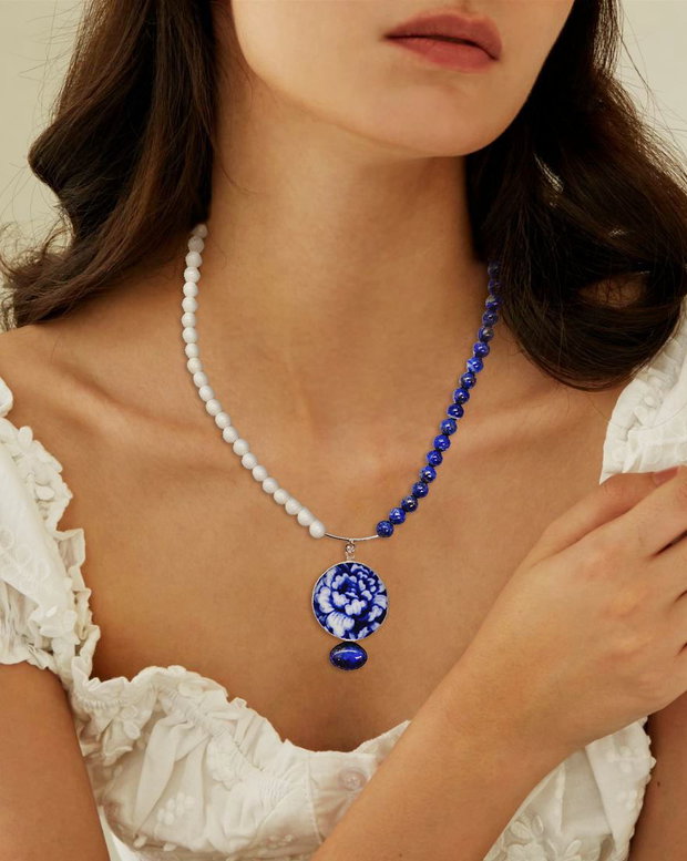 Pandantiv "Blue Rose" din argint si fragment de portelan pe colier din Lapis Lazuli si sidef