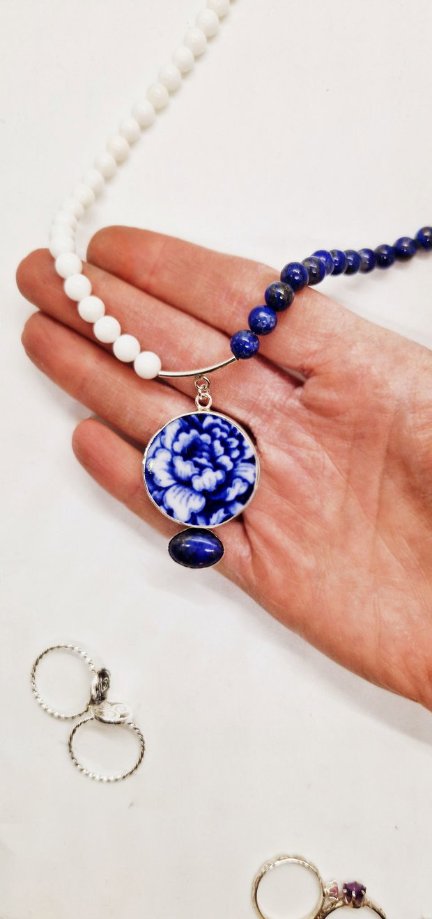 Pandantiv "Blue Rose" din argint si fragment de portelan pe colier din Lapis Lazuli si sidef