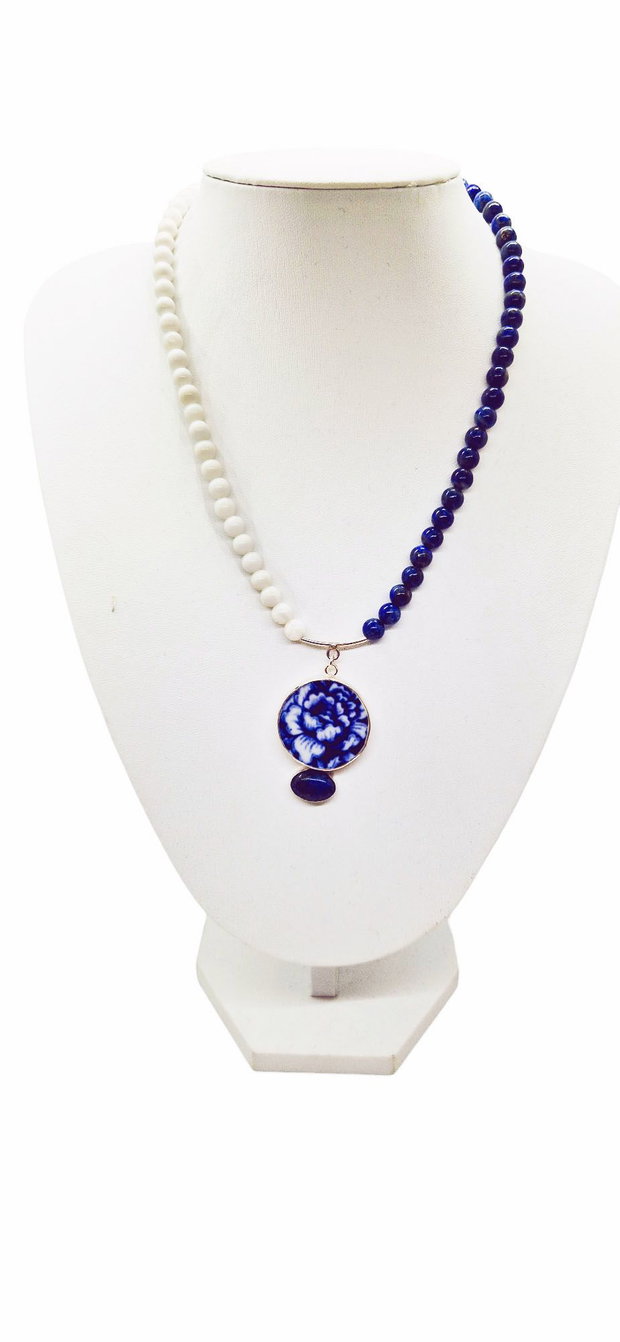 Pandantiv "Blue Rose" din argint si fragment de portelan pe colier din Lapis Lazuli si sidef