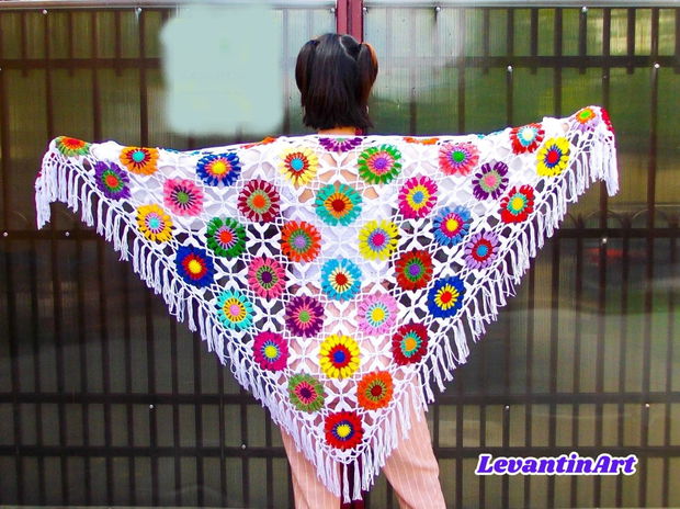 Sal alb cu flori mari multicolore. Șal dama handmade. Sal cu franjuri hippie, boho