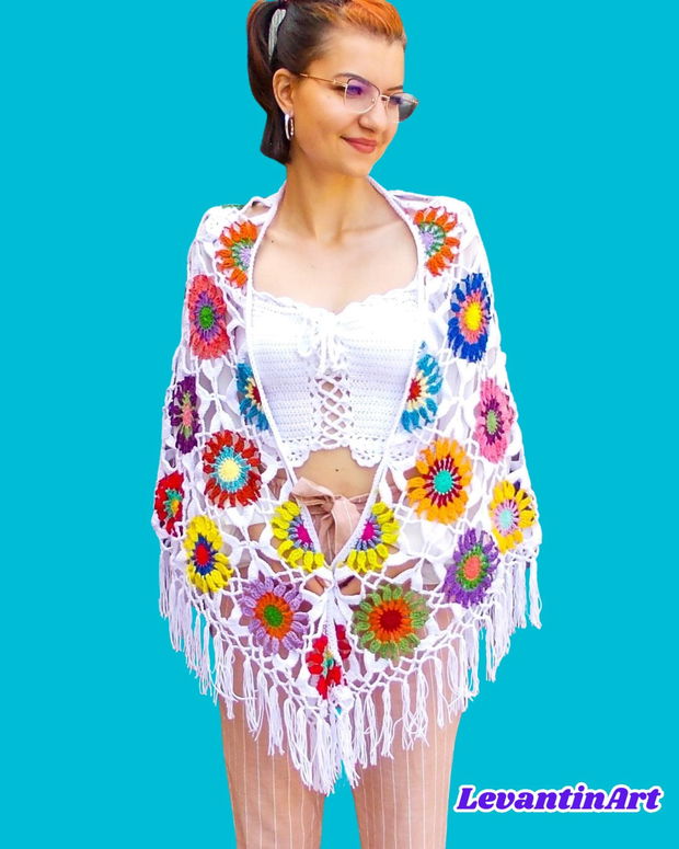 Sal alb cu flori mari multicolore. Șal dama handmade. Sal cu franjuri hippie, boho