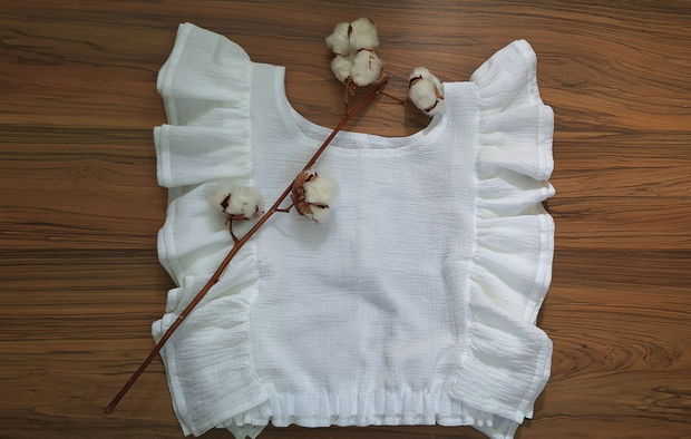 Bluza alba cu volane/bluza alba din panza topita/bluza cu volane