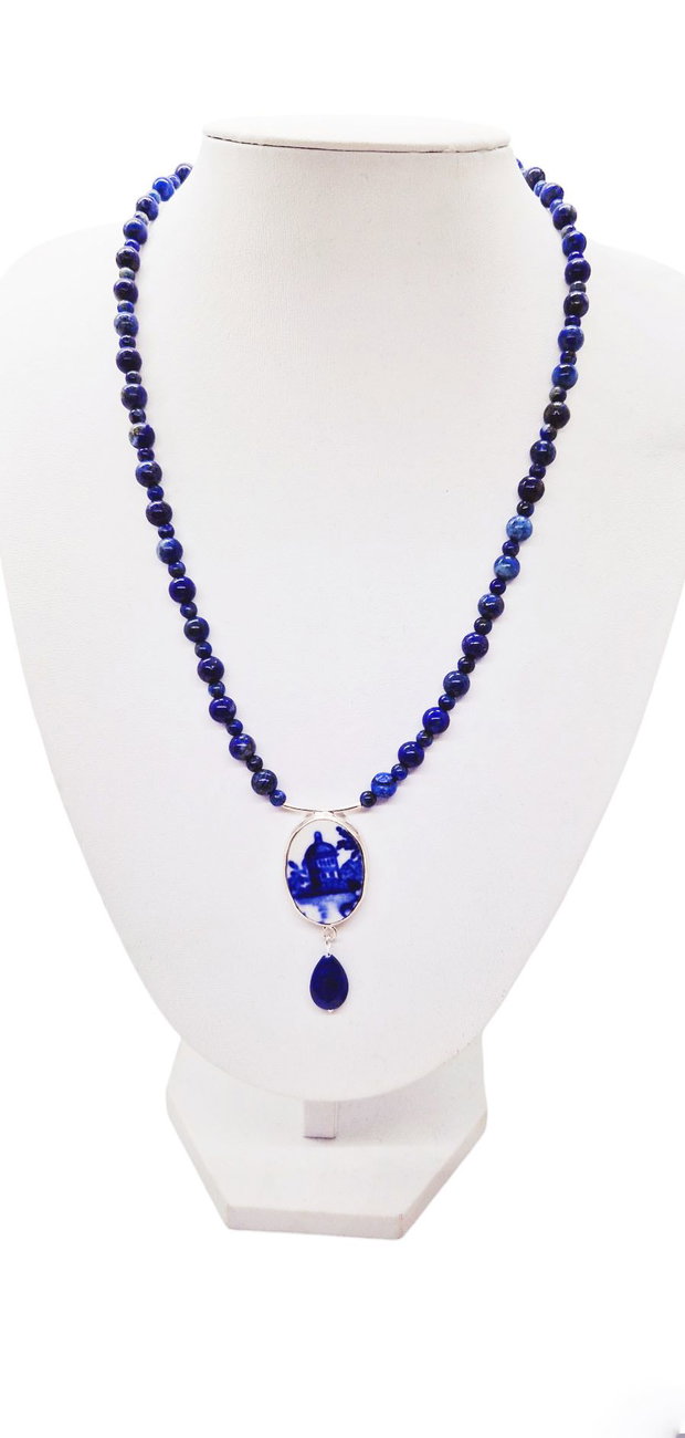 Pandantiv "Foisor" din argint si fragment de portelan pe colier din Lapis Lazuli