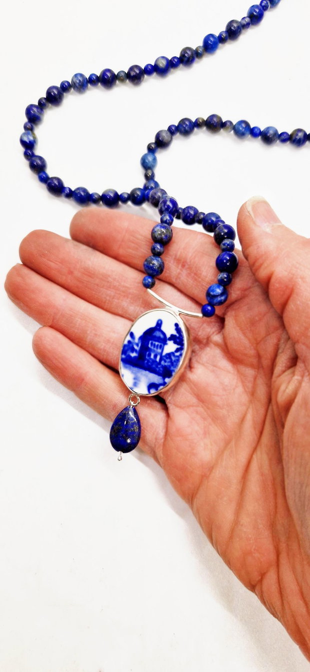 Pandantiv "Foisor" din argint si fragment de portelan pe colier din Lapis Lazuli
