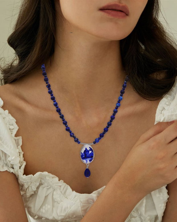 Pandantiv "Foisor" din argint si fragment de portelan pe colier din Lapis Lazuli